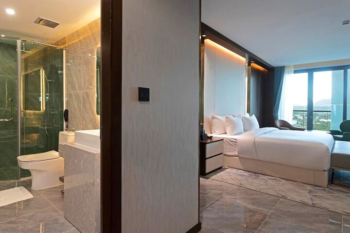 Room 83 of 313