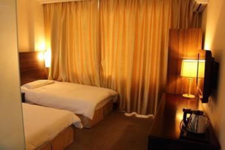Room 12 of 84