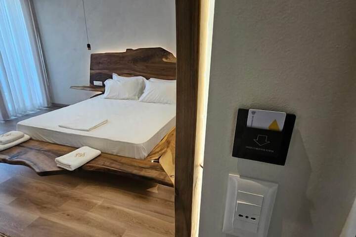 Room 9 of 84