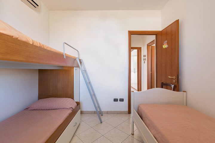 Room 4 of 17