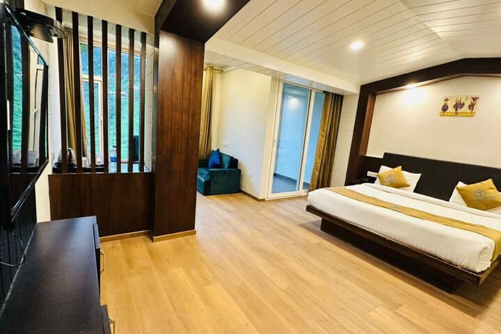 Room 7 of 33