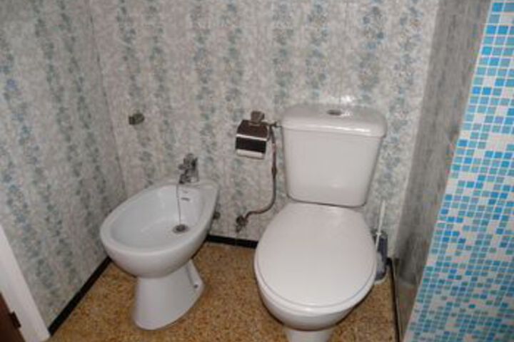 Room 9 of 18