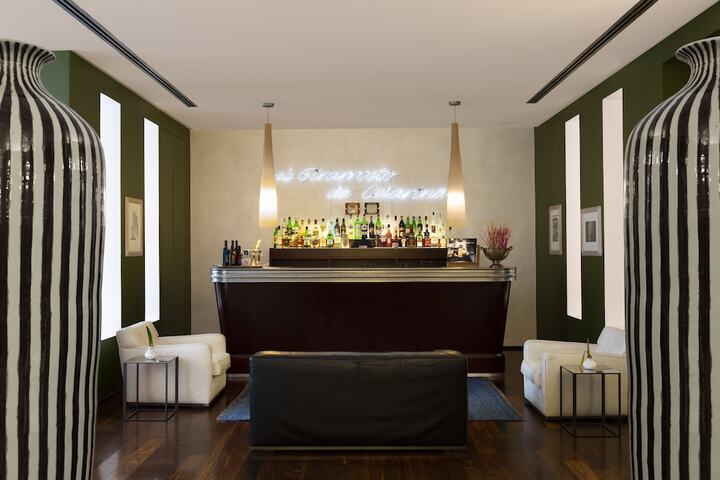 Lounge 40 of 50