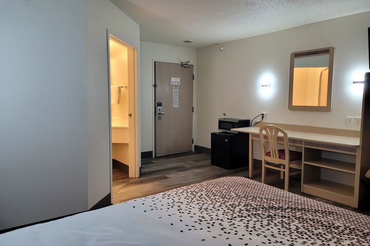1 Queen Bed (6 of 19)