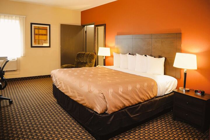 1 King Bed (27 of 27)
