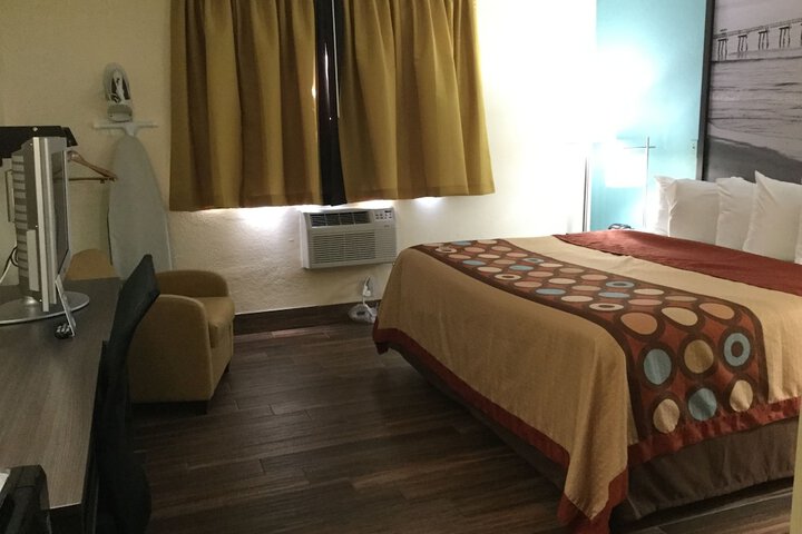 1 Queen Bed (17 of 18)