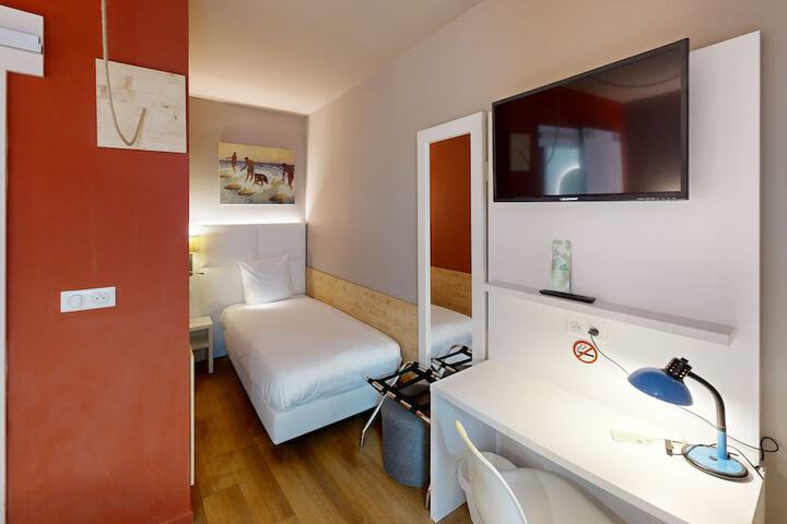 Room 6 of 65