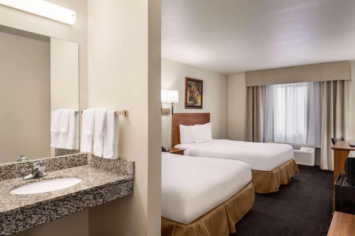 1 Queen Bed Accessible Room (12 of 19)