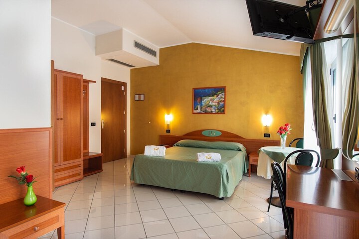 Room 16 of 33