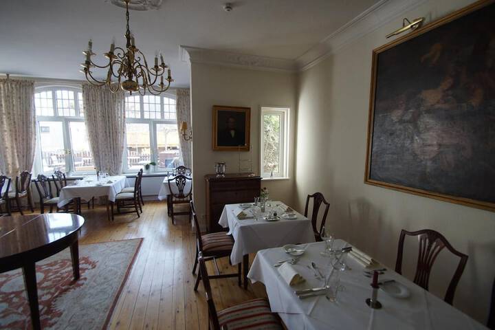Dining 27 of 59