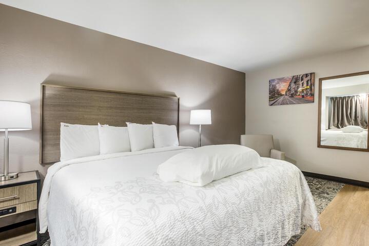 Deluxe King Bed (8 of 20)
