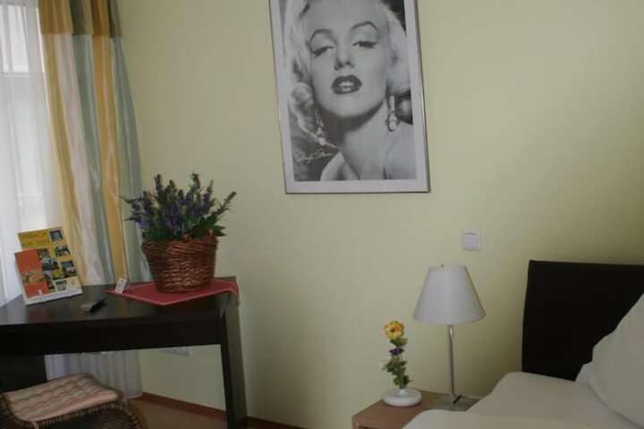 Room 10 of 37