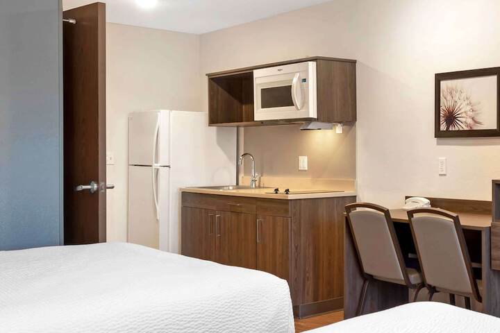 Standard Studio 1 Queen Bed (3 of 11)
