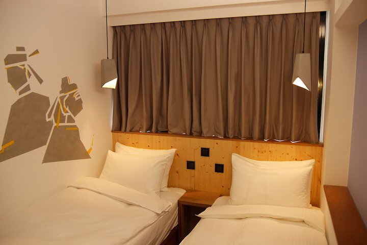 Room 5 of 61