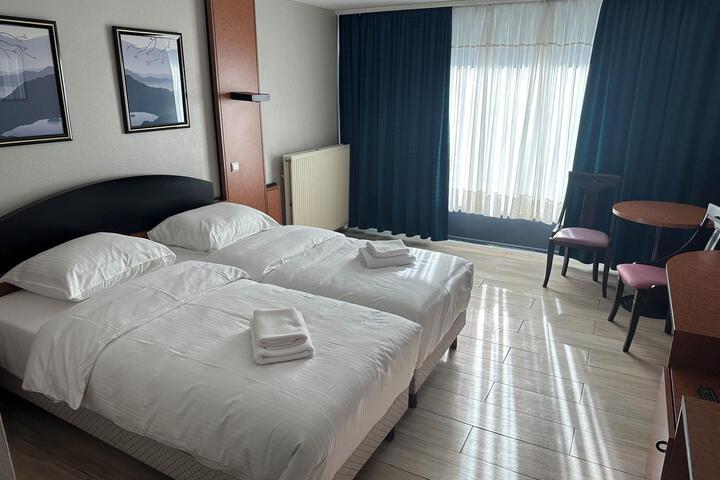 Room 10 of 37