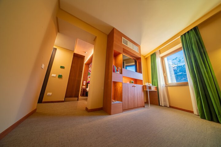 Room 26 of 153