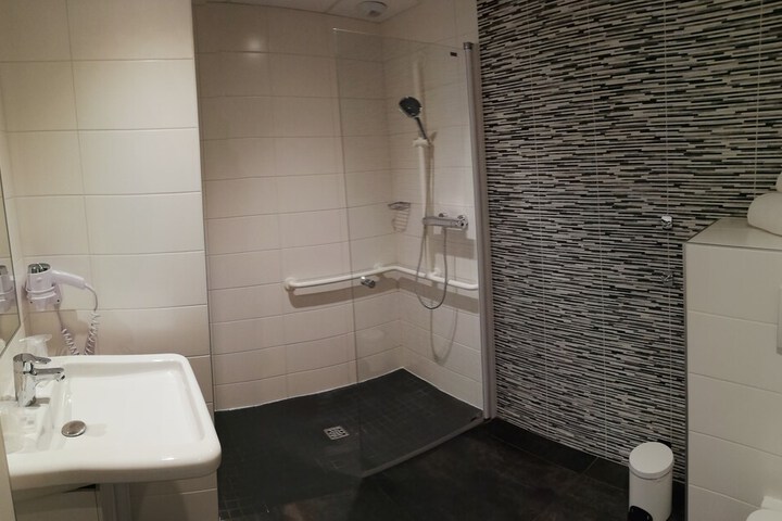 Room 28 of 48