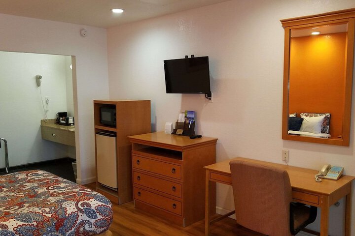 1 Queen Bed (5 of 10)