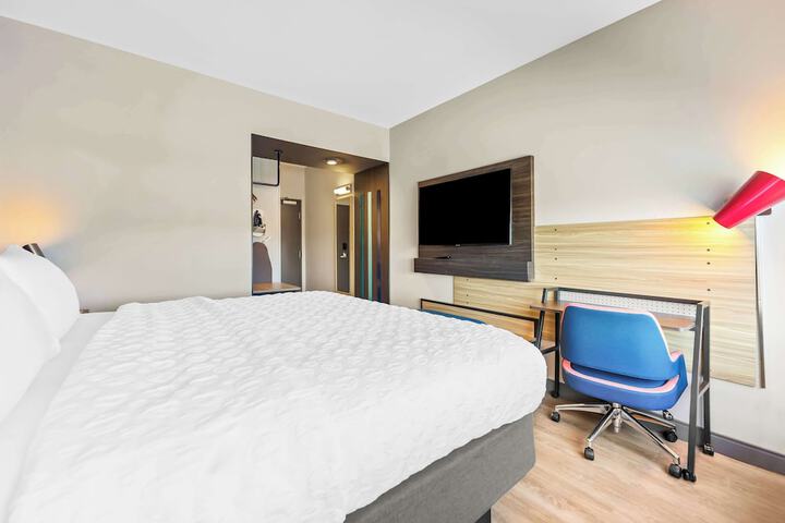 1 King Bed Accessible (4 of 8)