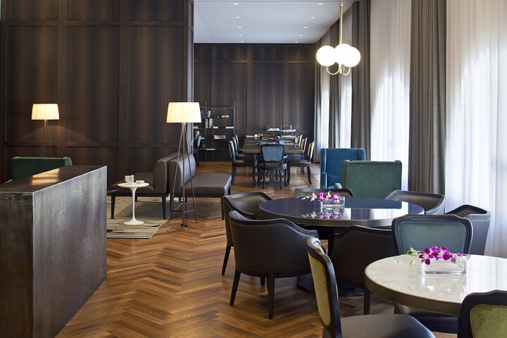 Lounge 64 of 82