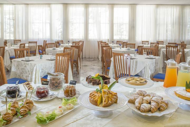 Breakfast/Coffee Service 111 of 124