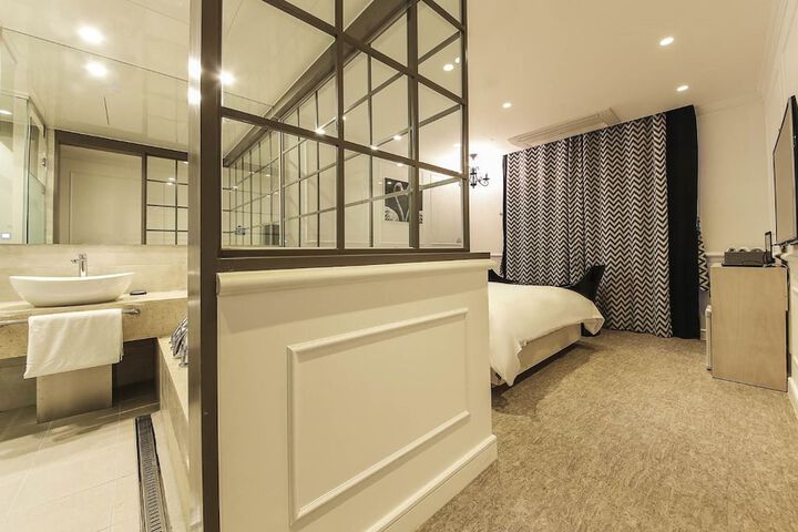 Room 17 of 42