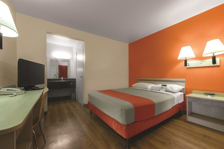 Deluxe King Bed (4 of 23)