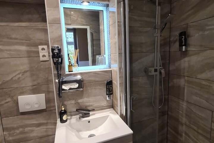 Room 70 of 94