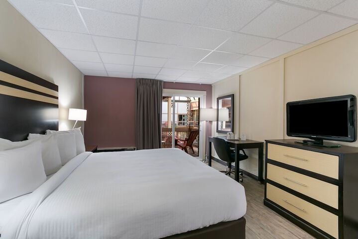 Deluxe King Bed (5 of 14)