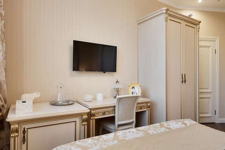 Room 4 of 10
