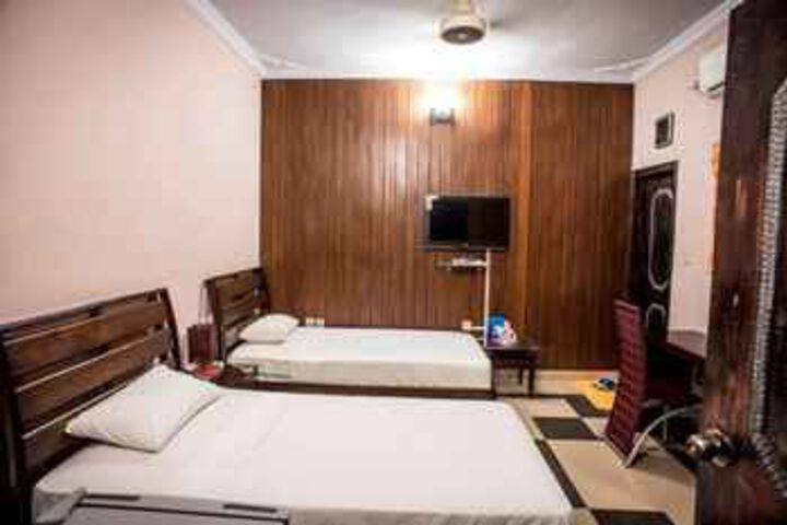 Room 9 of 37