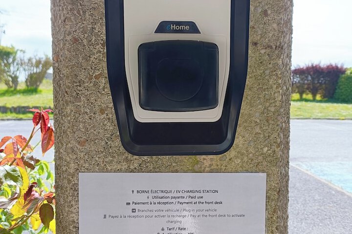 Electric vehicle charging station
