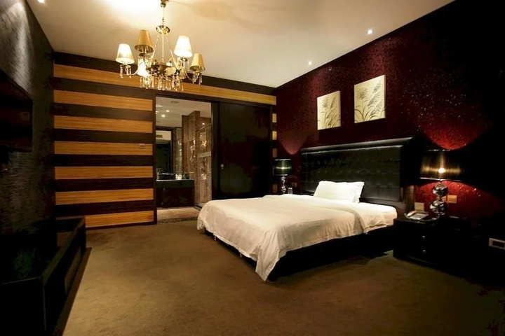 Room 5 of 15