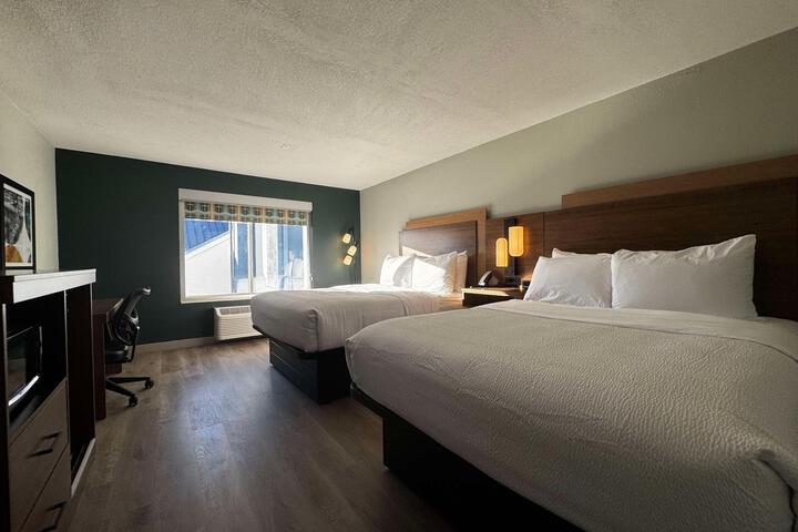 2 Queen Beds Microwave and Refrigerator Full Breakfast (5 of 5)