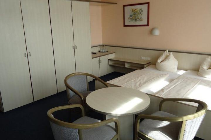Room 14 of 103
