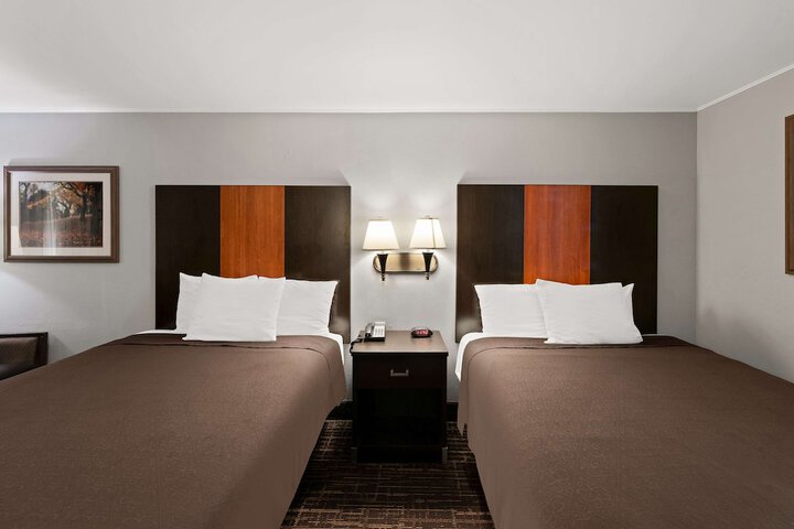 2 Queen Beds High Speed Internet Accessible Microwave and Refrigerator, Coffee Maker Iro (6 of 9)