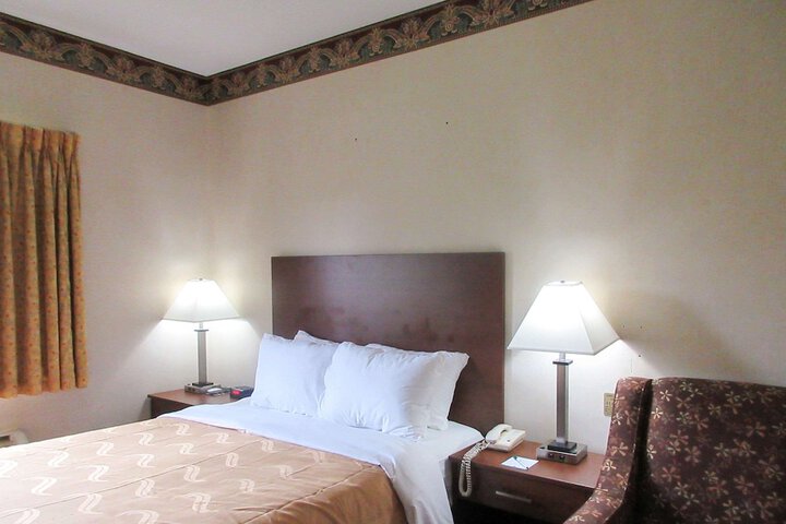1 Queen Bed (6 of 11)