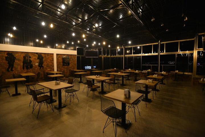 Dining 11 of 13