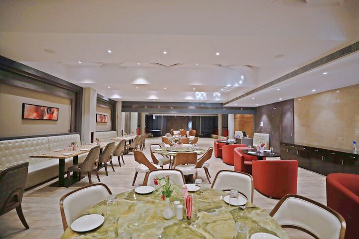 Dining 13 of 16