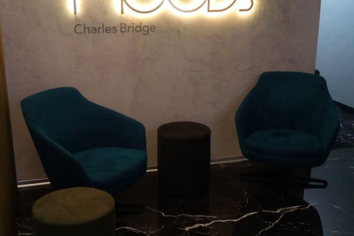 Lounge 48 of 82