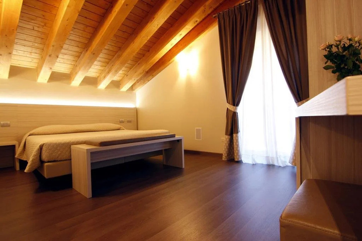Room 4 of 12