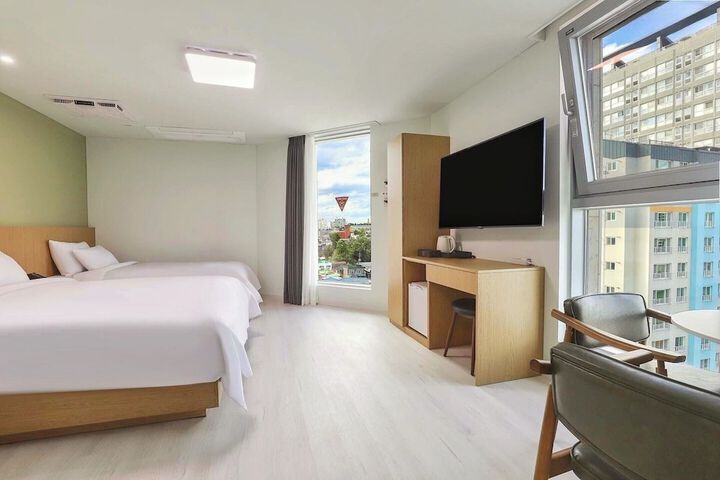 Room 27 of 76