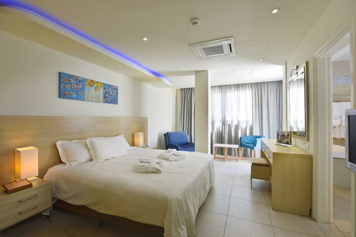 Room 14 of 77