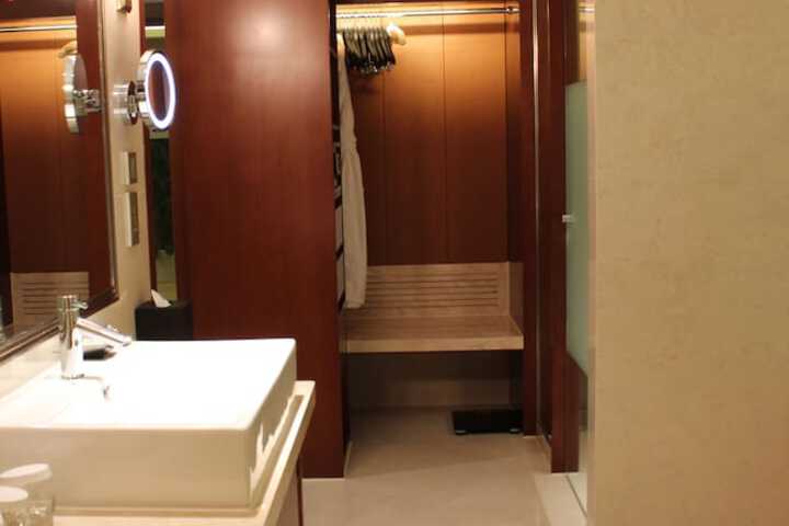 Room 4 of 71