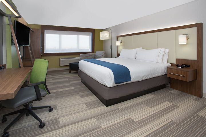 1 King Bed (3 of 22)