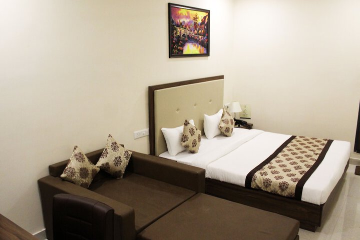 Room 12 of 32