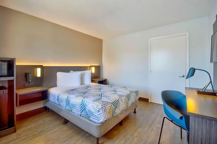 1 Queen Bed Micfridge (7 of 8)