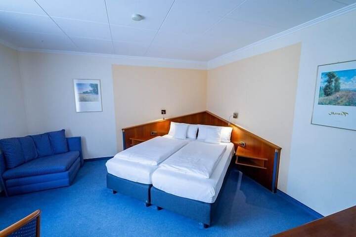 Room 11 of 83