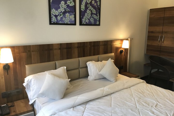 Room 10 of 27