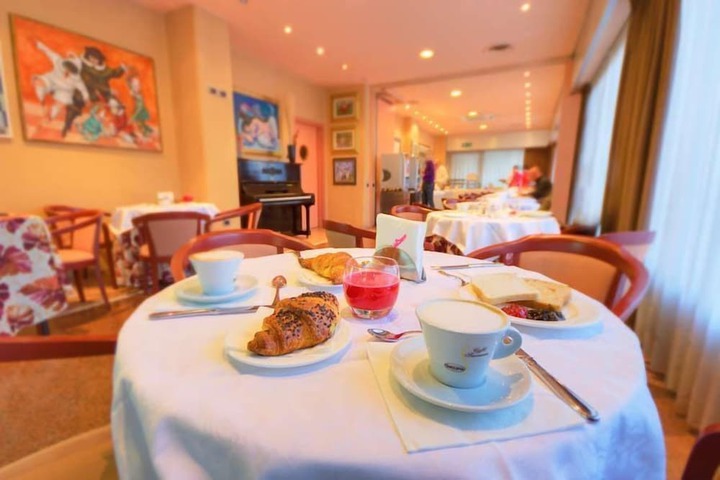 Breakfast/Coffee Service 25 of 35